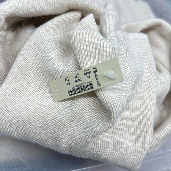 New Shirred Balloon-Sleeve‎ Turtleneck Sweater - Picture 5 of 6